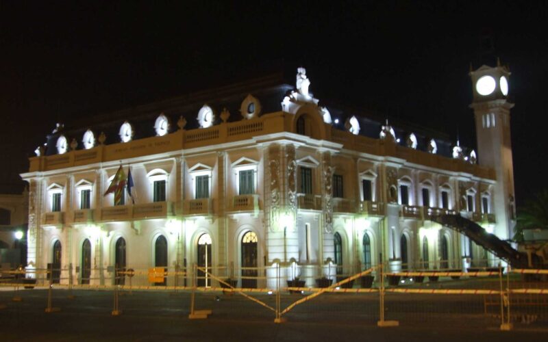 Iluminación ornamental del edificio del reloj del Puerto de Valencia